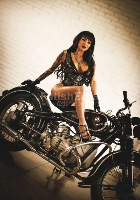 Mistress Miss Priscilla BERGAMO - Sessioni con Mistress BDSM, Foto Gallery Fetish, Annuncio Mistress Fetish Eros