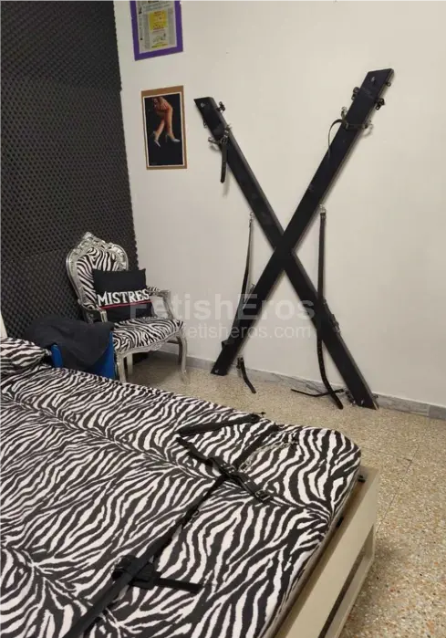 Mistress Dea Silvia PESCARA - Sessioni con Mistress BDSM, Foto Gallery Fetish, Annuncio Mistress Fetish Eros
